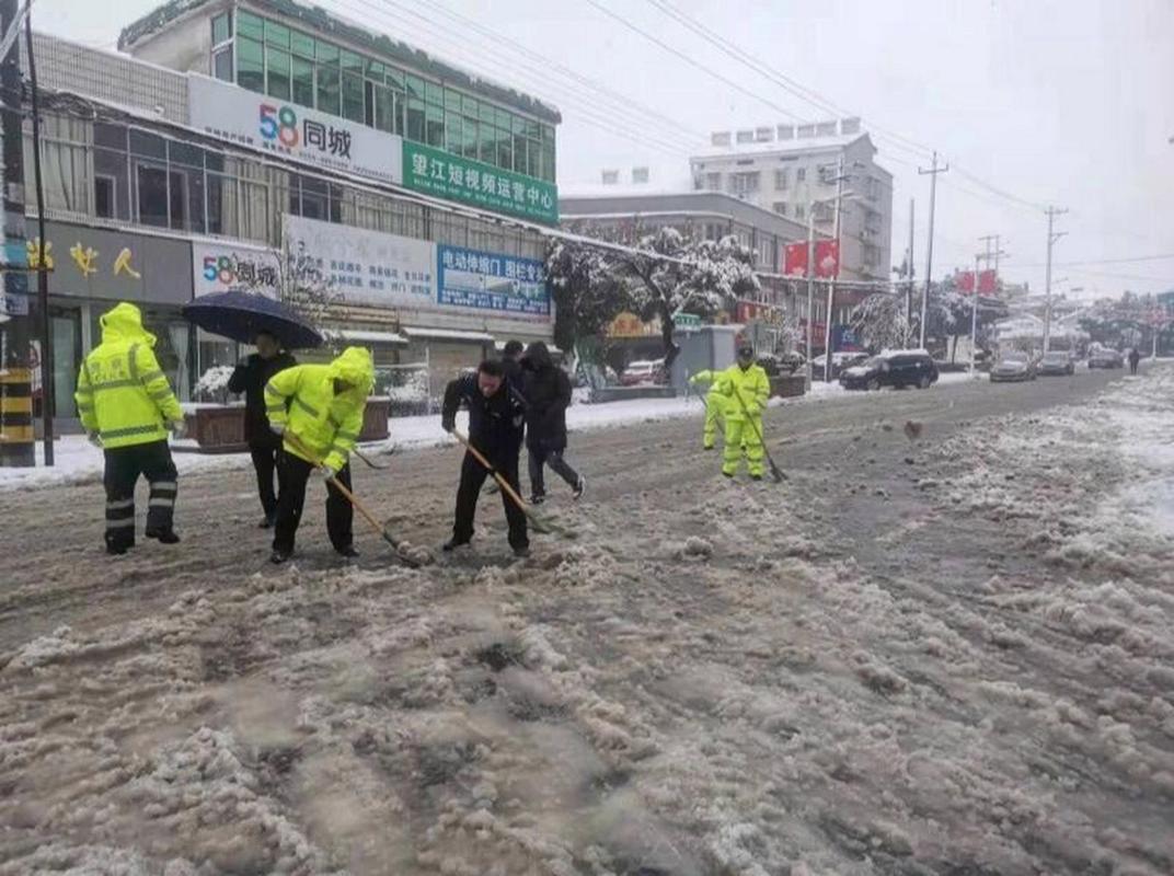 降雪影响安徽高速 交通部门多举措除雪保畅
