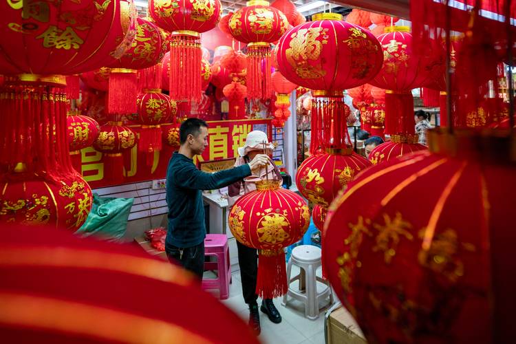 云南昆明:节日饰品走俏 喜庆年味渐浓