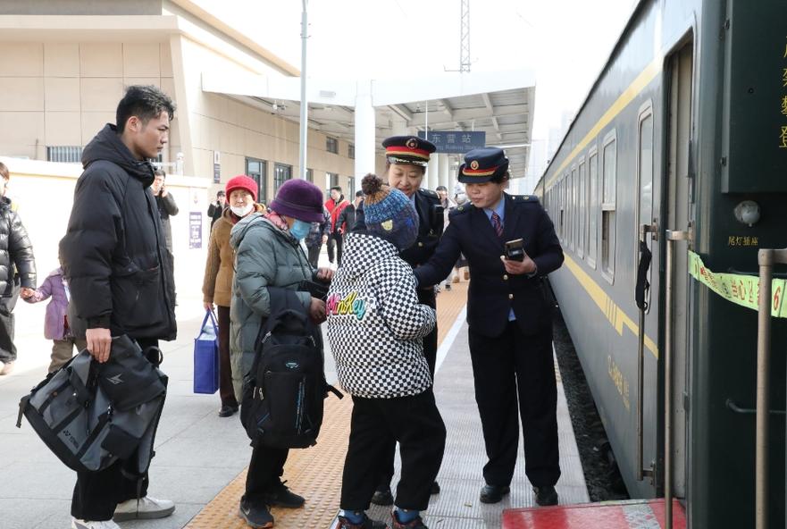 (新春走基层)当“春运”遇上“立春” 车厢里感受“春来到”
