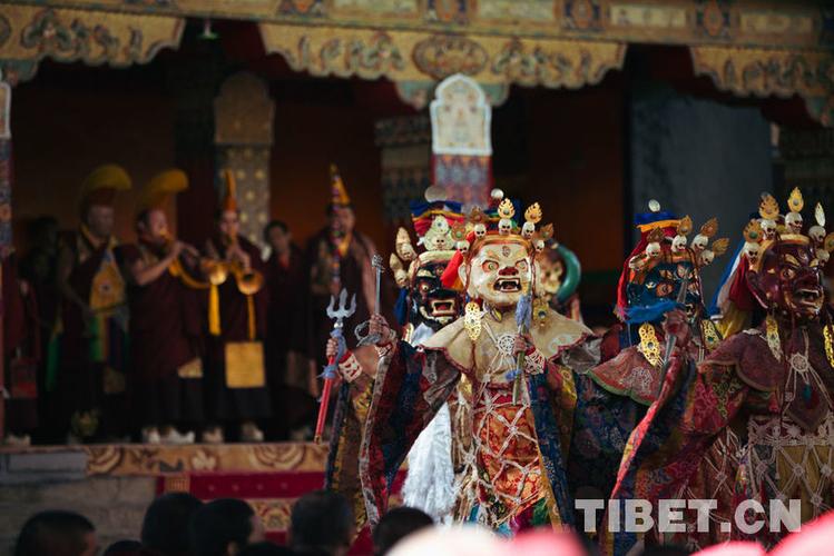 西藏扎什伦布寺举行跳神活动 祈愿国泰民安