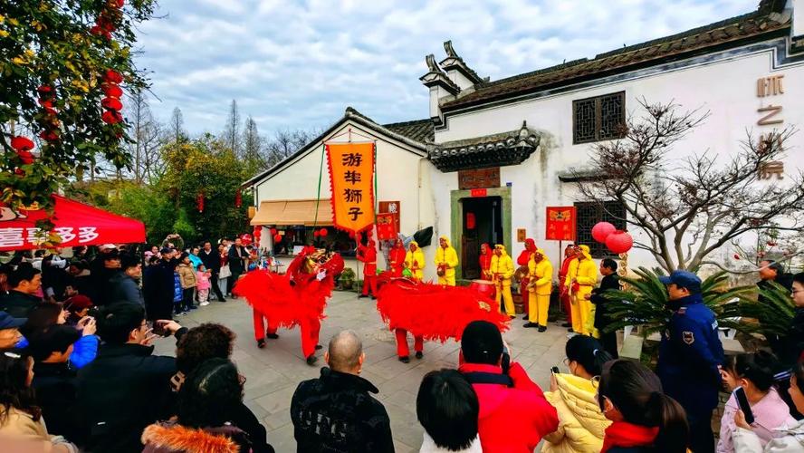 (新春走基层)观舞狮品美食 浙江游埠古镇新春“人从众”