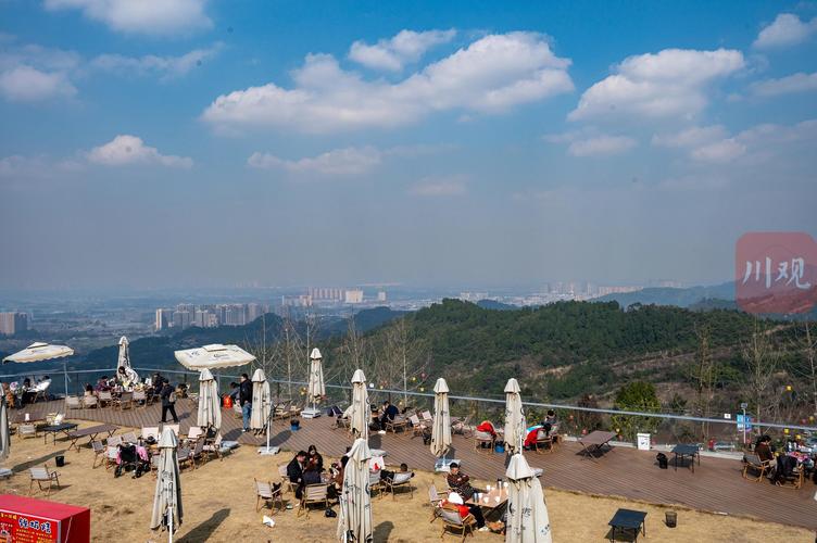 龙泉山上迎新春 登高望远贺新年
