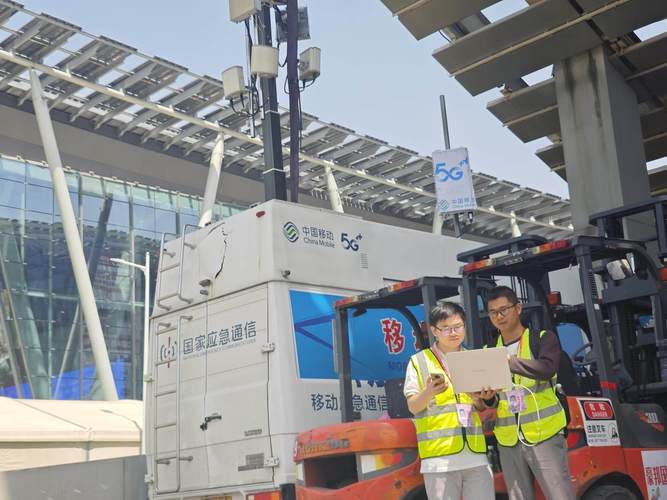 7×24小时 他们为千家万户搭建起团圆的通信桥梁