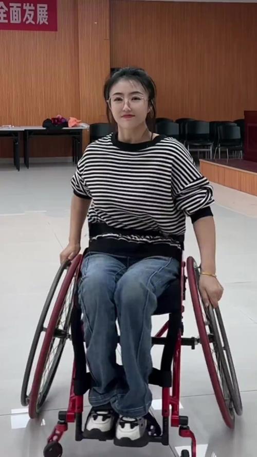 女子爬树摘杨梅 不幸摔落致截瘫