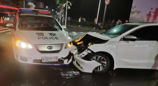 黄山一男子醉驾撞上警车