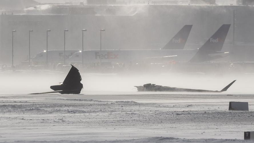 美国一客机在多伦多着陆时翻覆 或与风吹雪有关