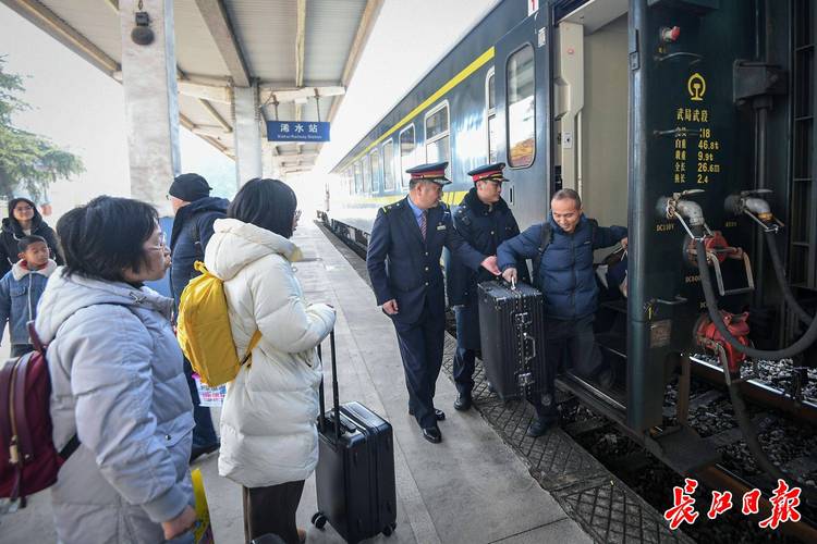 (新春走基层)往返近5000公里 列车26小时不停服务不停