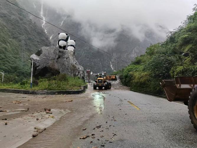 通往卧龙保护区,因泥石流断道的国道350已抢通