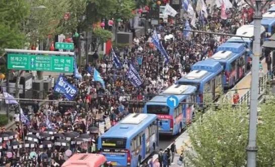 韩国首尔市公交车工会今日举行罢工,市区97.6%公交车将停运