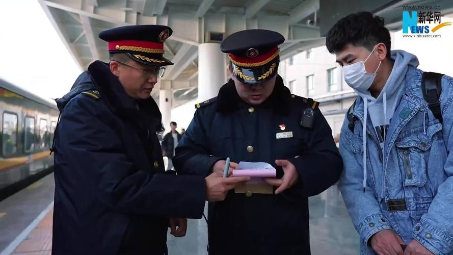 (新春走基层)广西铁警用方言给乘客作安全提示 温暖老乡归家路