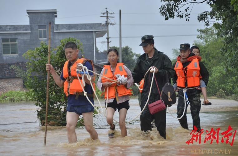 风雨中,他们拼出一条“生命通道”