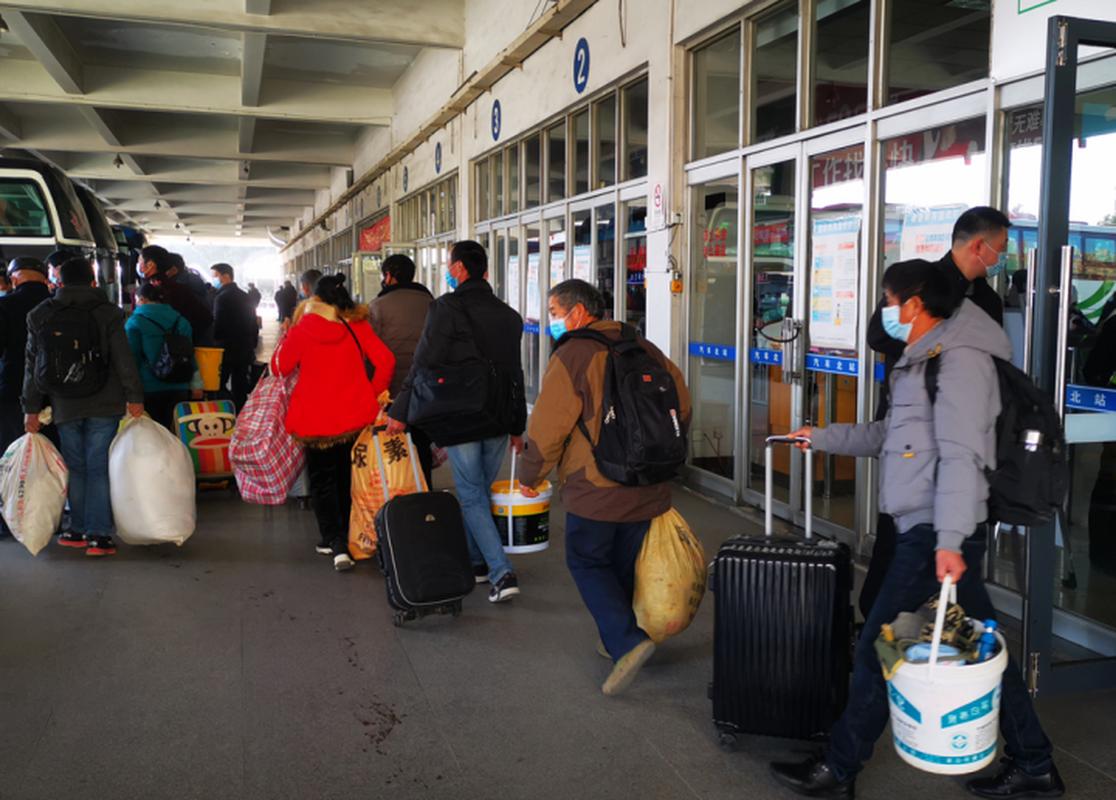 高铁时代 谁还在坐大巴回家过年