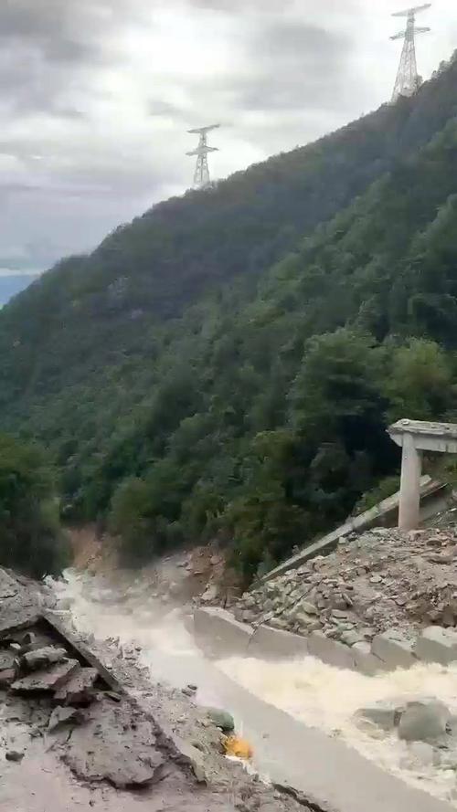 雅叶高速因突发地质灾害 双向道路中断
