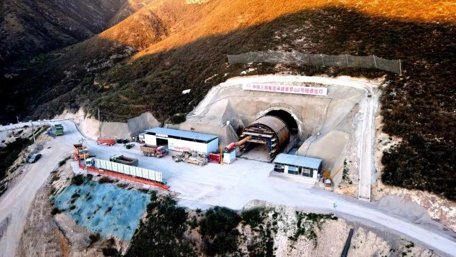 雄忻高铁首座超3000米隧道顺利贯通