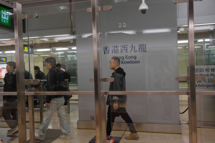 (新春走基层)今年春运以来广深港高铁累计发送跨境旅客66.1万人次