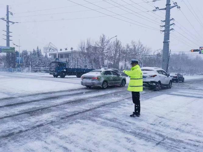非必要不出行!新疆喀纳斯景区普降大雪 道路实行交通管制
