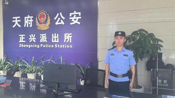 一辅警腰系绳子楼顶救下一女子