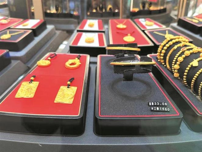 金价持续飙升金饰昂贵 部分市民选择买金条自己打首饰