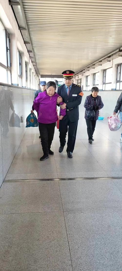 用心用情,她在车站为老年旅客打通“最后一公里”