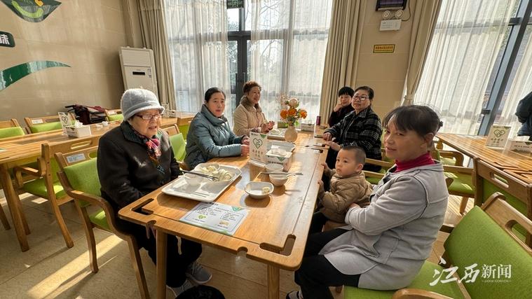 (乡村行·看振兴)江西吉水:村口的老年食堂带来老人的幸福“食光”