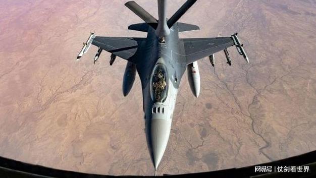 第一批乌克兰飞行员在美国完成F-16战斗机培训
