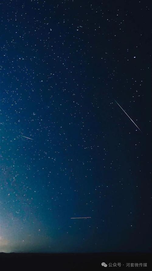 星空盛宴!新疆极光与英仙座流星雨罕见同框