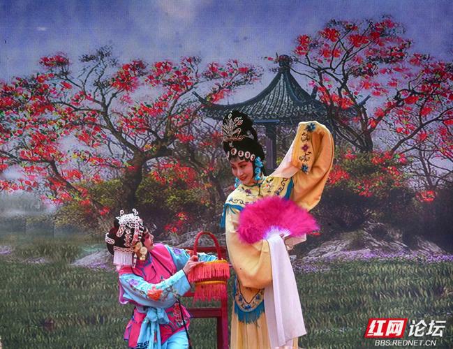 (新春走基层)湖南麻阳苗乡非遗花灯闹新春 小戏剧种历久弥新