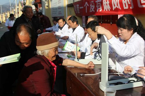 甘肃两当:获得及时救助的当事人脸上有了笑意