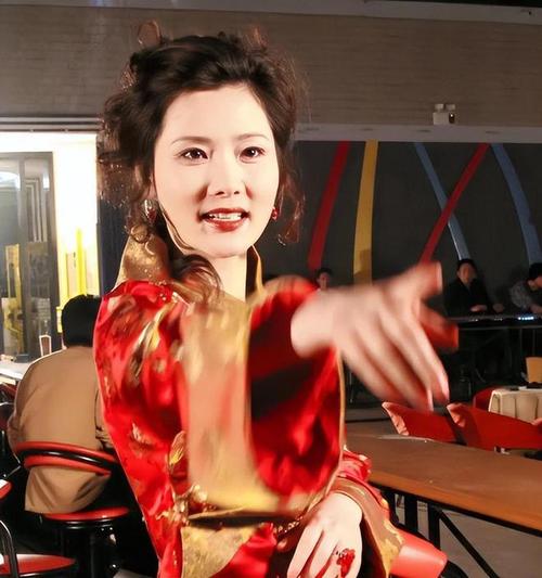 演员何赛飞拿着棍子追代拍,网友怒赞:干得漂亮!