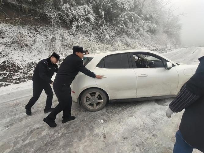 车辆遇险,六安民警施救