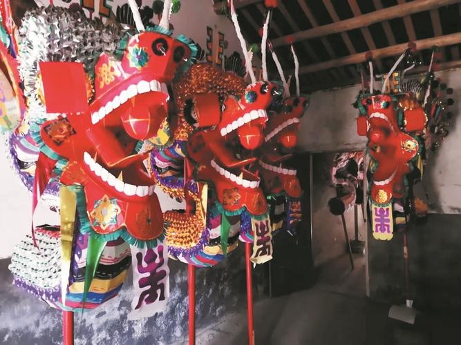 贵州思南:七旬手艺人扎70条龙灯迎龙年