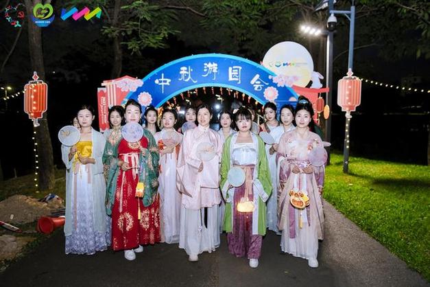 穿汉服、逛古城……外籍友人在这里沉浸式体验中秋节