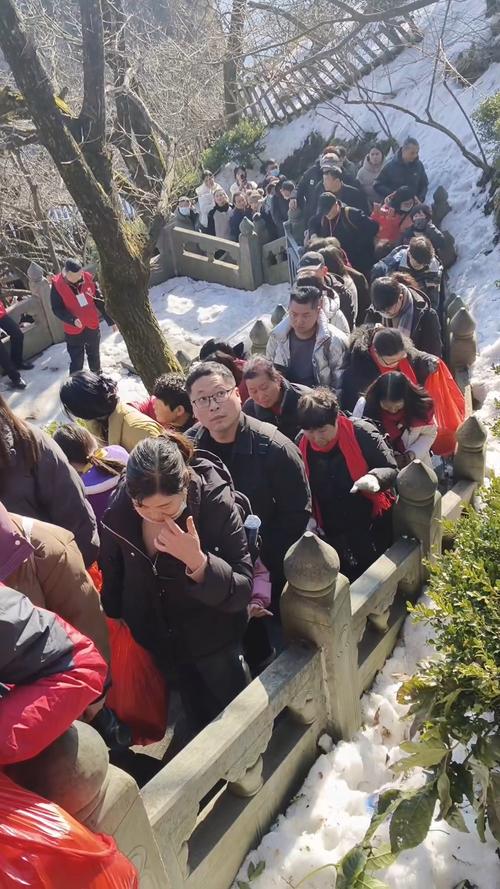 闽台5000余人旅游团队登临武当山