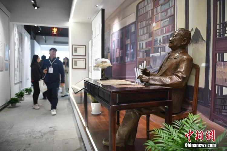 香港学子浙江海宁探访金庸故居