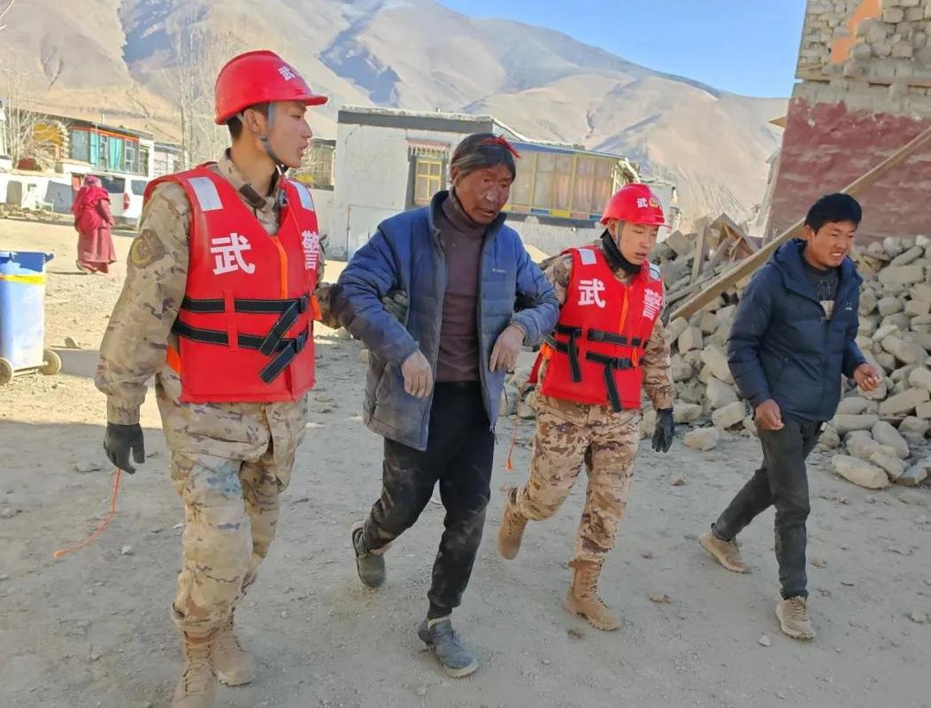 青海:武警官兵爱心接力